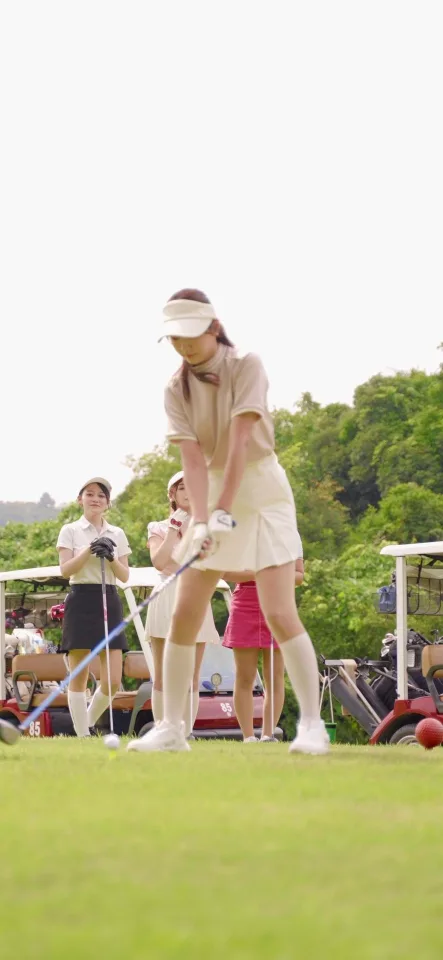 ティーグラウンドでアドレスする女性
